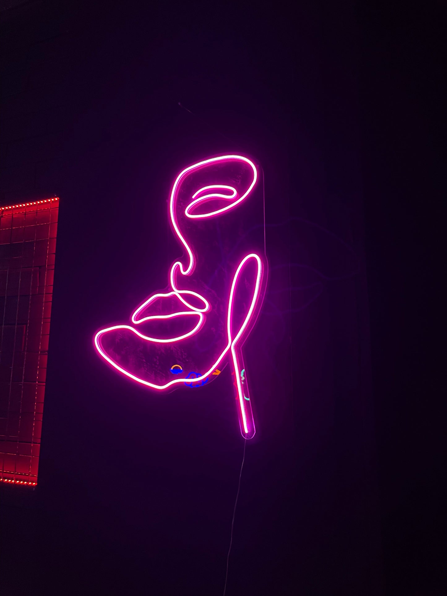WOMEN FACE NEON SIGN